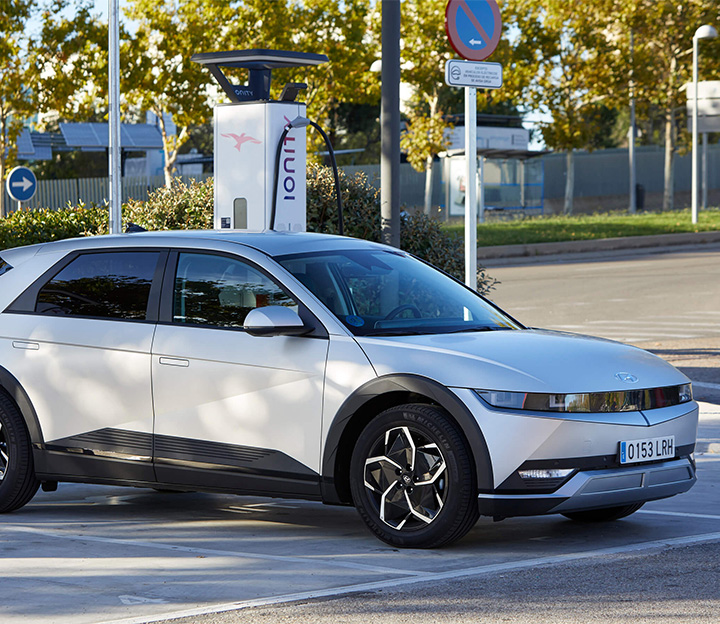 Nuevas señales de tráfico de la DGT para coches eléctricos Nuevas señales de tráfico de la DGT para coches eléctricos