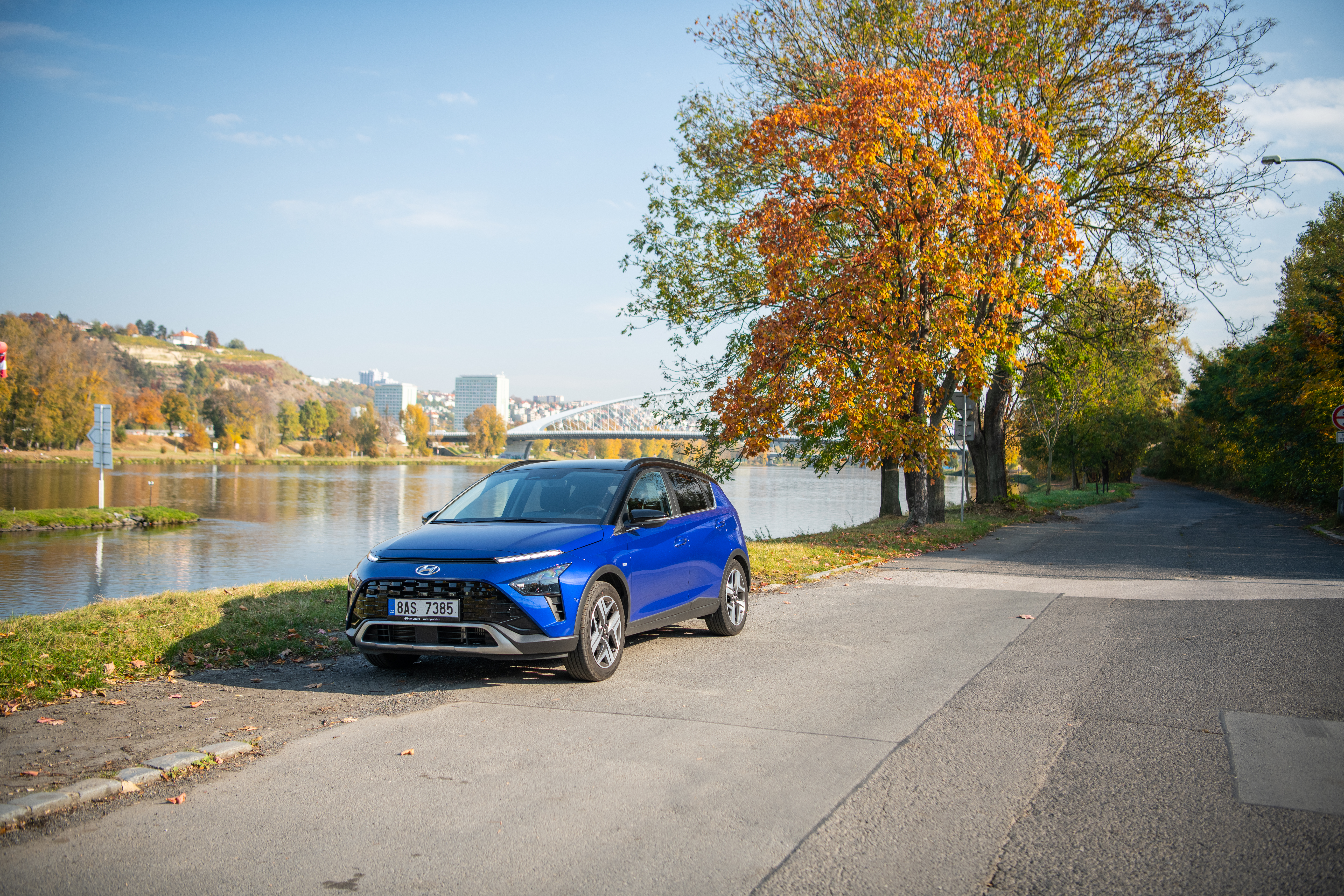 Hyundai BAYON projíždějící podzimní krajinou