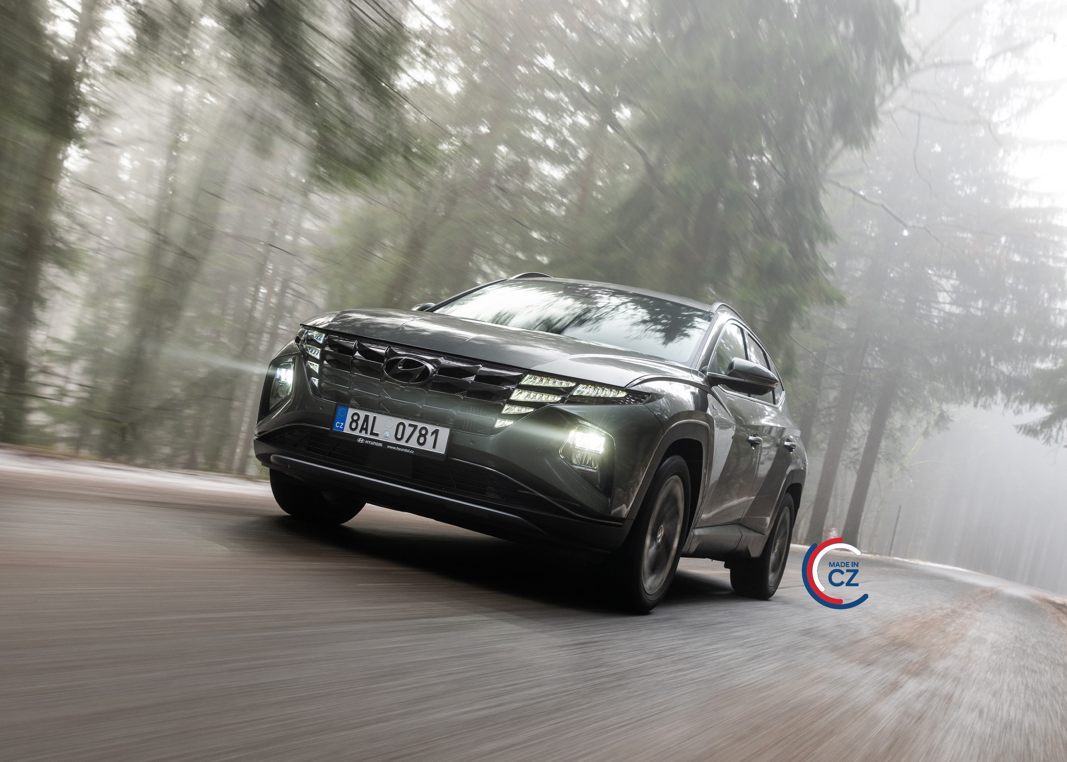 Hyundai TUCSON s logem MADE IN CZ projíždějící zimní krajinou