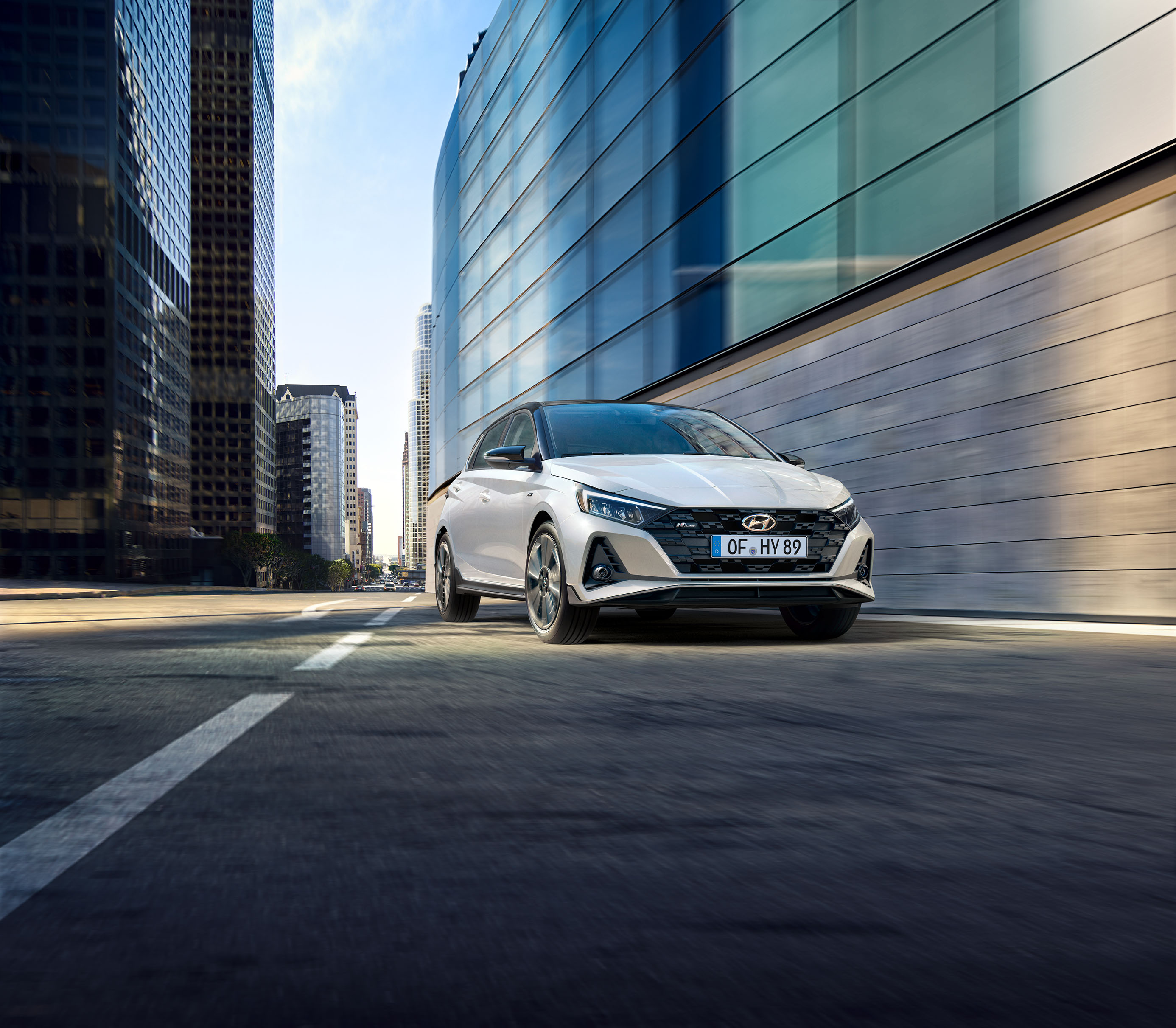 Ein weißer Hyundai i20 N Line auf einer innerstädtischen Straße von schräg rechts vorne.