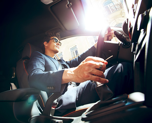 Vista desde abajo de un conductor cambiando de marchas en un Hyundai KONA.