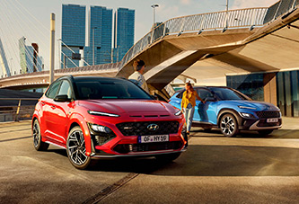 Imagen de dos Hyundai KONA aparcados en un entorno urbano.