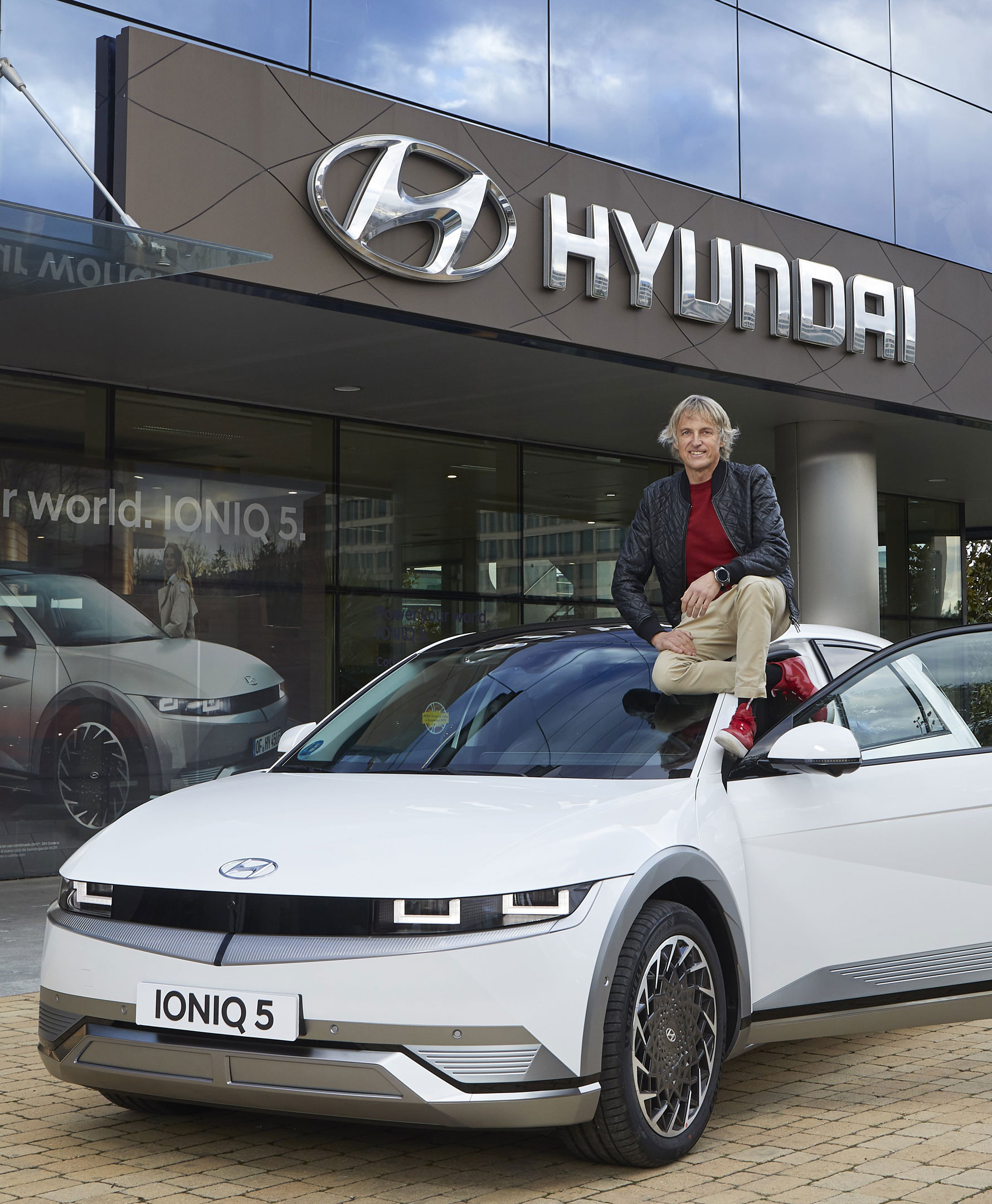 Jesús Calleja posando con sus Hyundai