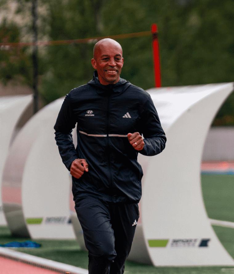 Stéphane Diagana en train de courir sur une piste.