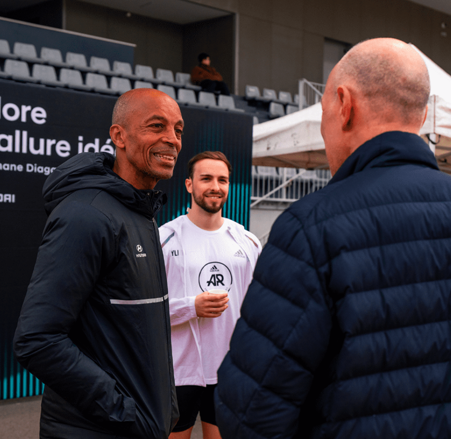 Stéphane Diagana en train de discuter avec des coureurs.
