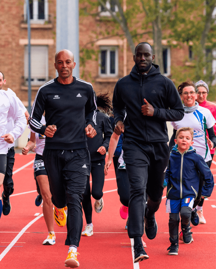 Stéphane Diagana en train de courir un autre coureur.
