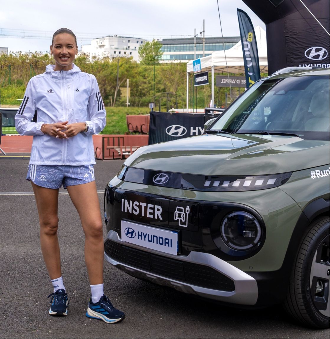 Amandine Petit à coté de Hyundai INSTER.