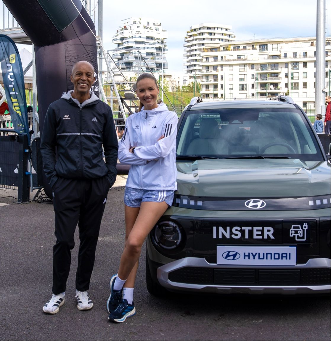 Amandine Petit et Stéphane Diagana à coté de Hyundai INSTER.