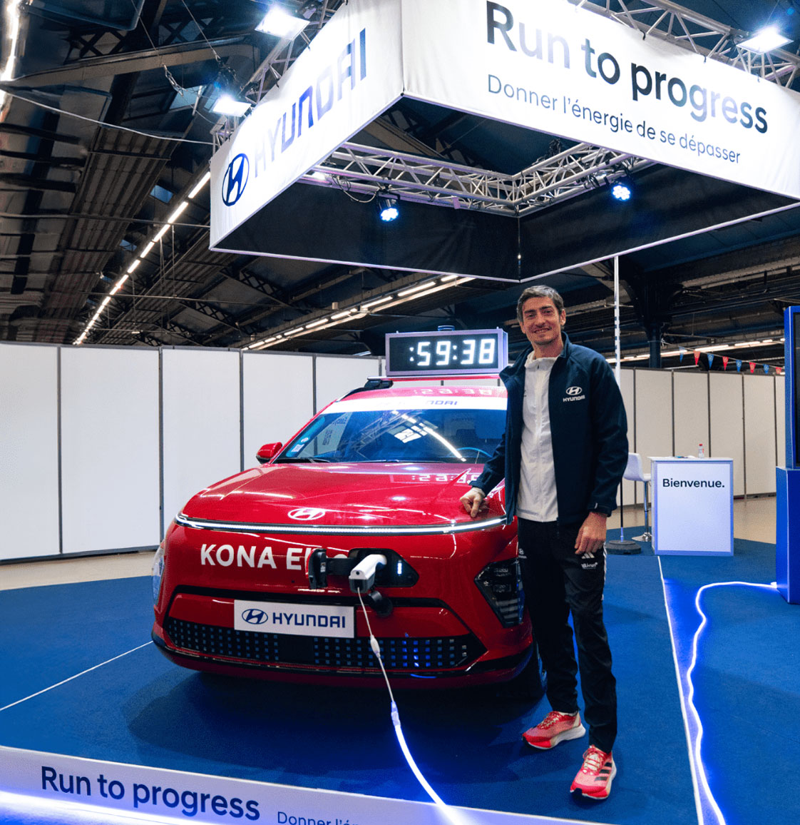 Claude Dartois à côté de Hyundai KONA Electric