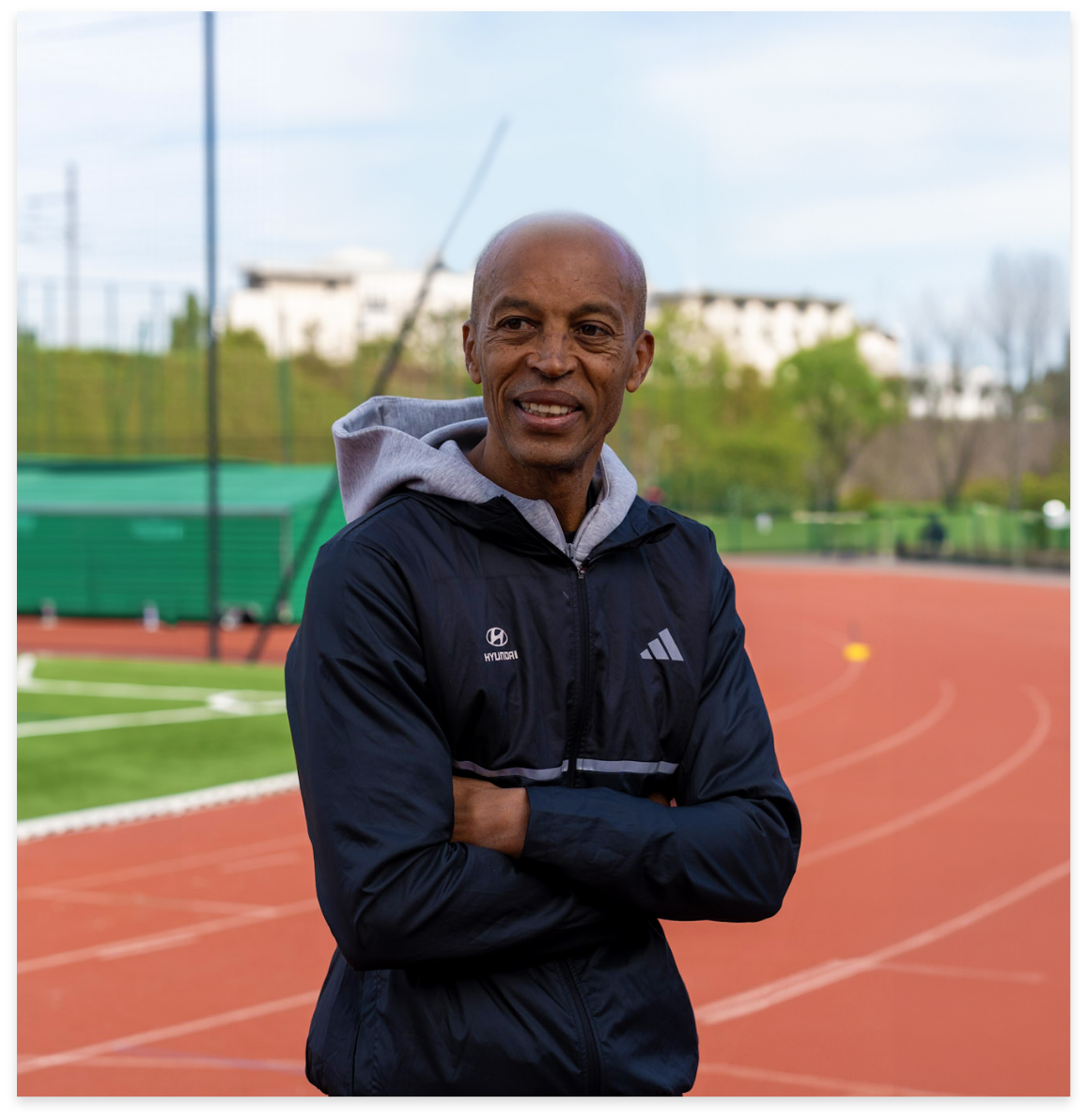 Stéphane Diagana sur une piste d'athlétisme.