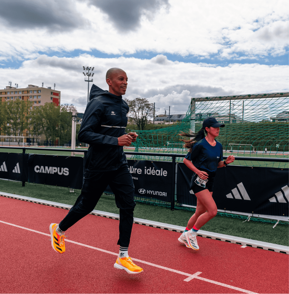 Stéphane Diagana en train de courir avec une joggeuse