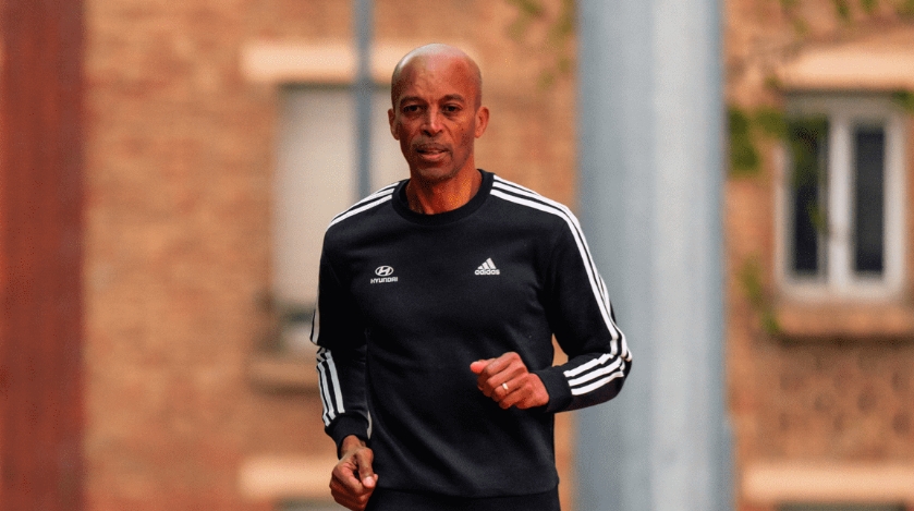 Stéphane Diagana en train de courir sur une piste