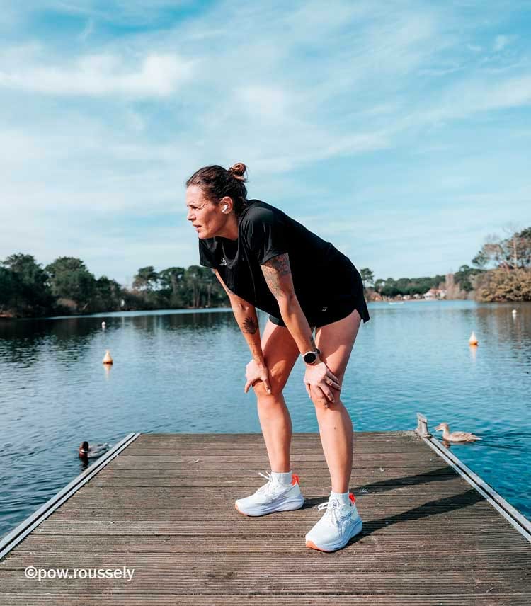 Photo de Laure Manaudou sur un ponton au bord de l'eau prise par ©pow.roussely.