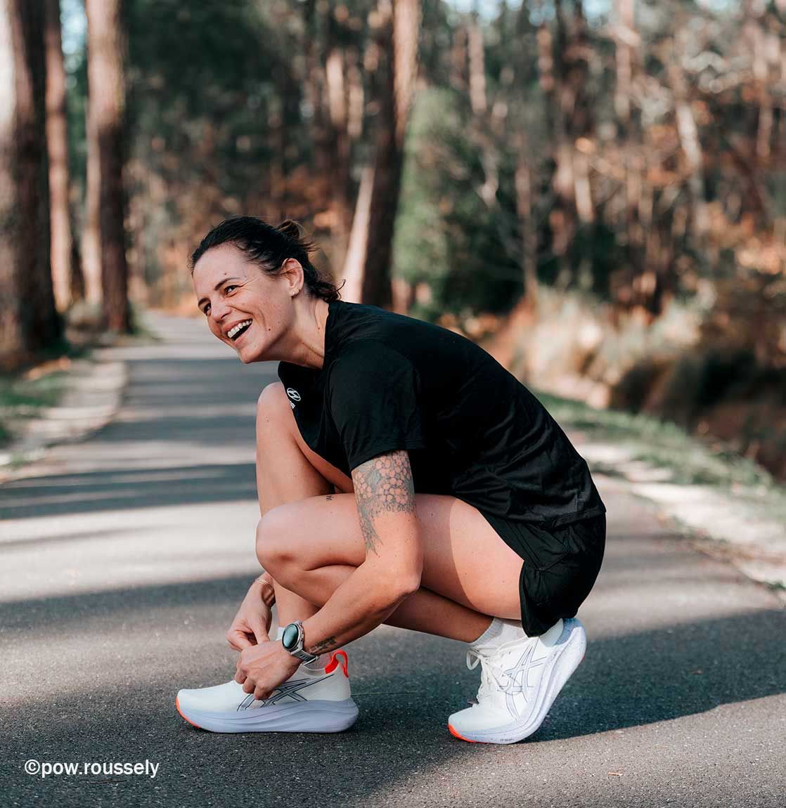 Photo de Laure Manaudou en train de refaire ses lacets par ©pow.roussely