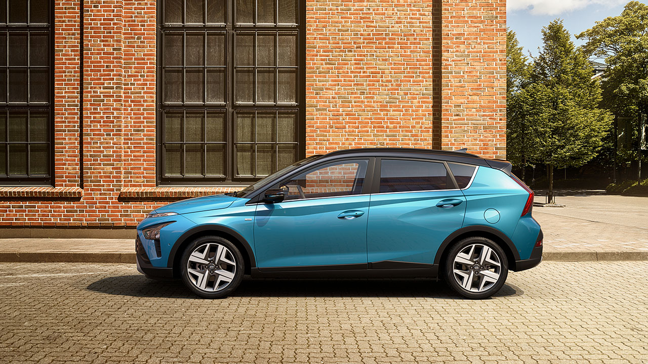 Hyundai BAYON in Aqua Torquoise Pearl from the side