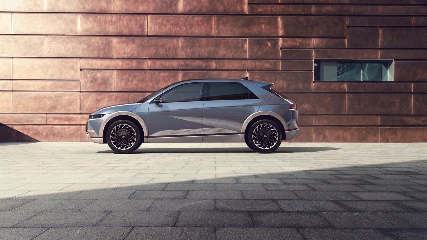 Hyundai BAYON in Aurora Gray Pearl from the front