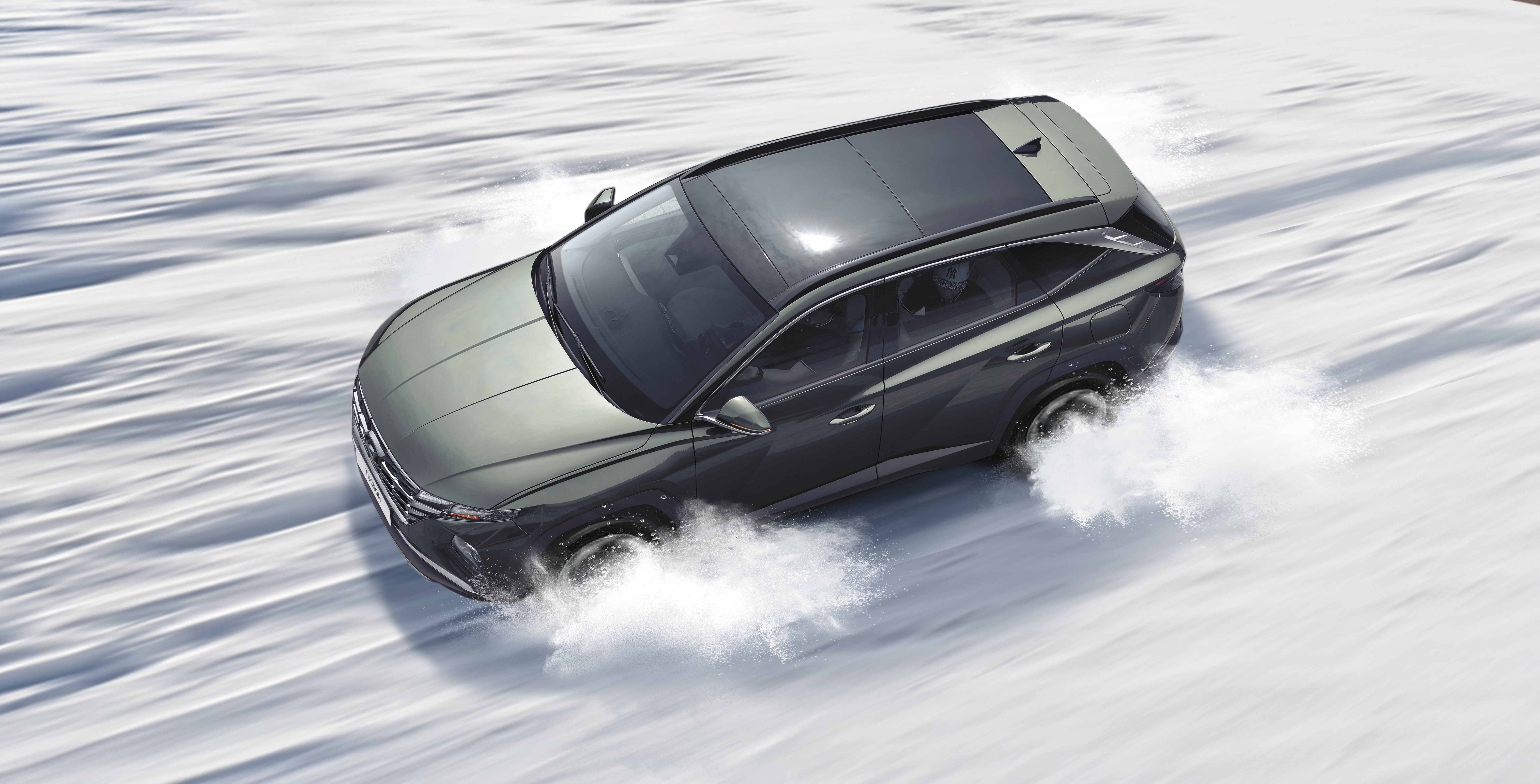 Hyundai Santa Fe jadący po śniegu