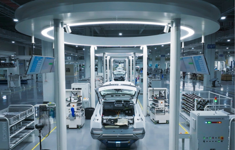 Highly flexible and automated cell-based production system