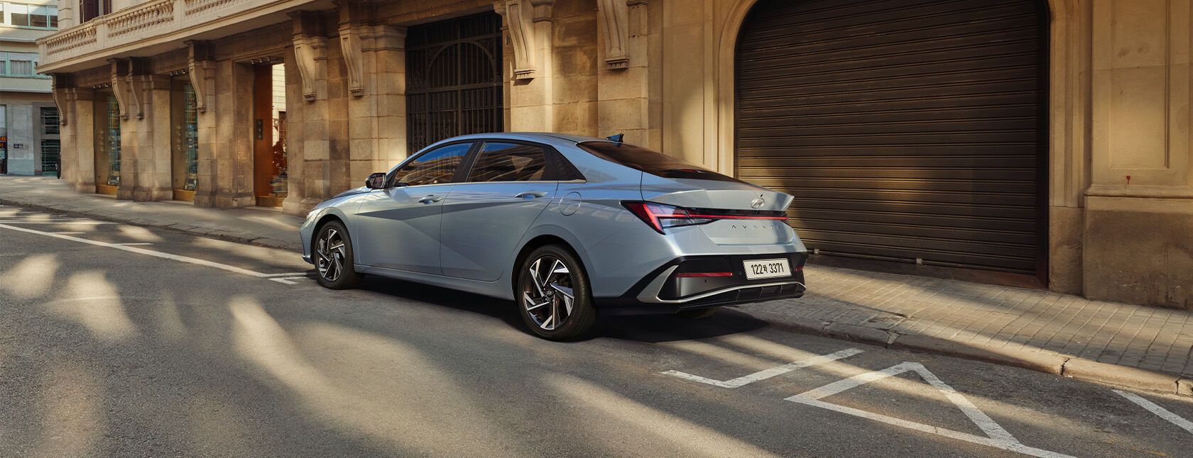 아반떼 하이브리드 후측면