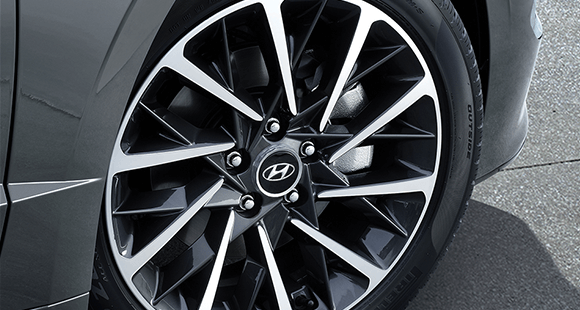 Sonata 18-inch alloy wheel & PIRELLI tire