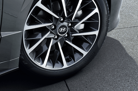 Sonata 18-inch alloy wheel & PIRELLI tire