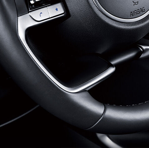 TUCSON Hybrid Leather-upholstered steering wheel